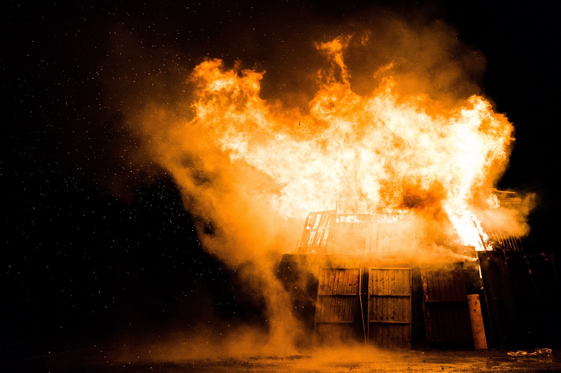 Can shipping containers burn?